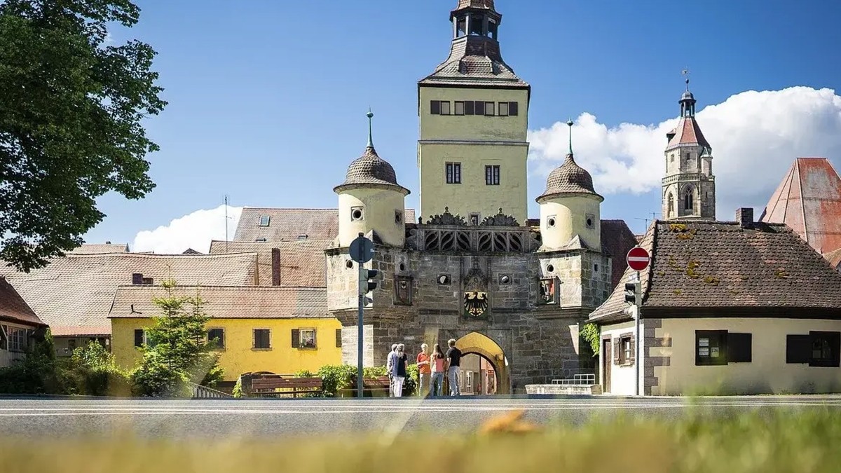 Group of people standing in front of the archway into the medieval fortress Wülzburg
